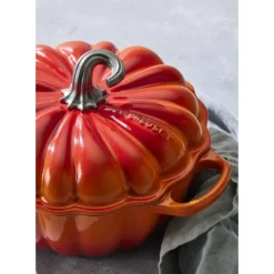 Cocotte en Fonte Citrouille 24 cm Volcanique Le Creuset