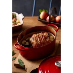 Cocotte en Fonte Ovale 27 cm Cerise Le Creuset Signature
