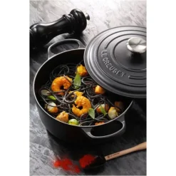 Cocotte en fonte Ronde 28 cm Noir mat Le Creuset Signature